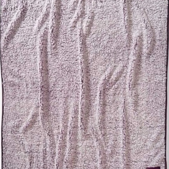 NIP Victoria’s Secret Pink Sherpa blanket - Picture 3 of 5